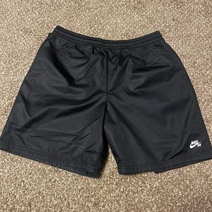 NWT Mens medium black Nike SB Mesh shorts